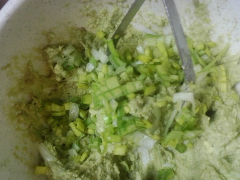 Oua umplute cu avocado