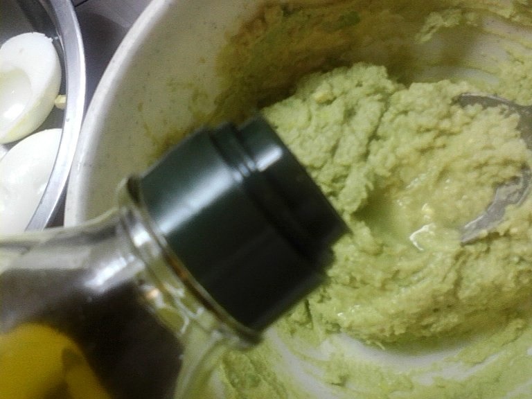 Oua umplute cu avocado