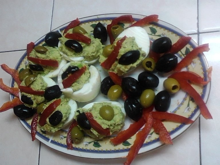 Oua umplute cu avocado