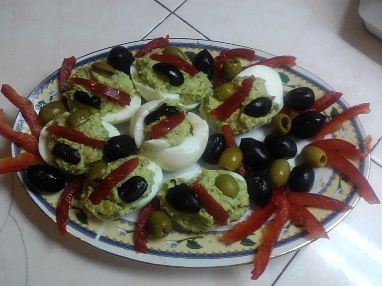 Oua umplute cu avocado