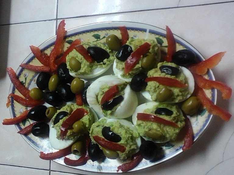 Oua umplute cu avocado