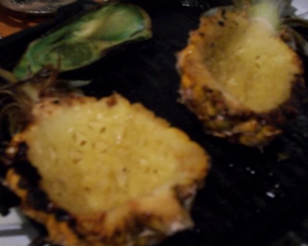 Muschi de porc cu  baby ananas umplut cu fructe