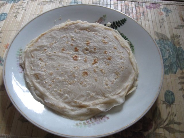 Clatite umplute cu crema de casa