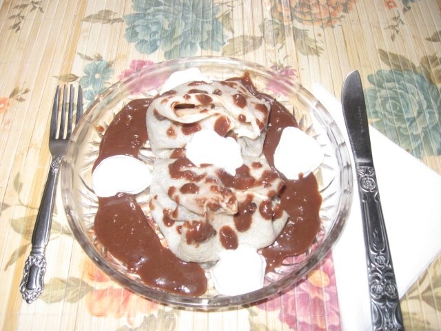 Clatite umplute cu crema de casa