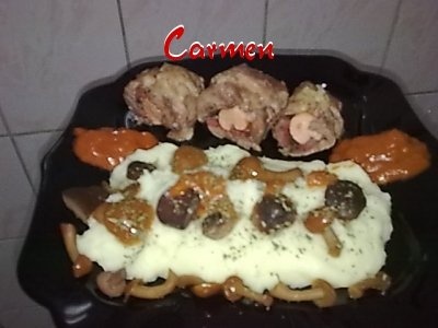 Rulouri de curcan,cu cascaval si cremvusti