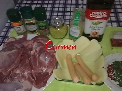 Rulouri de curcan,cu cascaval si cremvusti