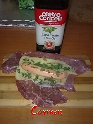 Rulouri de curcan,cu cascaval si cremvusti