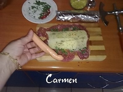 Rulouri de curcan,cu cascaval si cremvusti