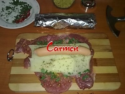 Rulouri de curcan,cu cascaval si cremvusti