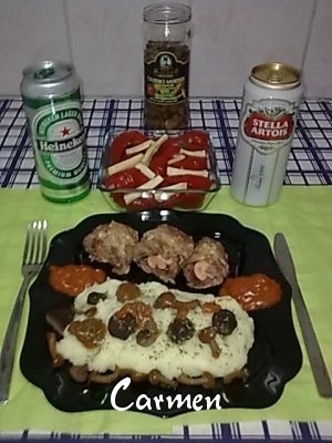 Rulouri de curcan,cu cascaval si cremvusti