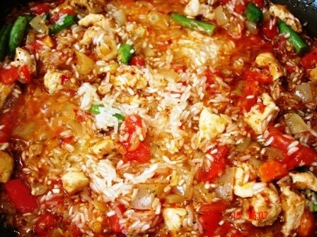 Paella cu fructe de mare si piept de pui