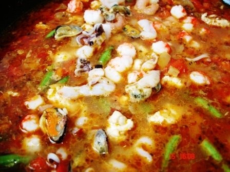 Paella cu fructe de mare si piept de pui