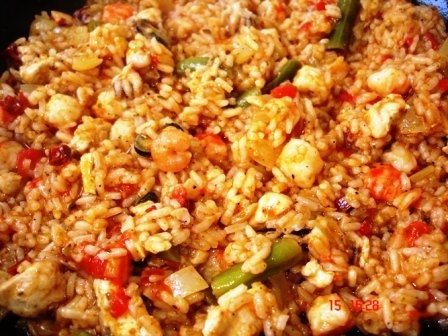 Paella cu fructe de mare si piept de pui