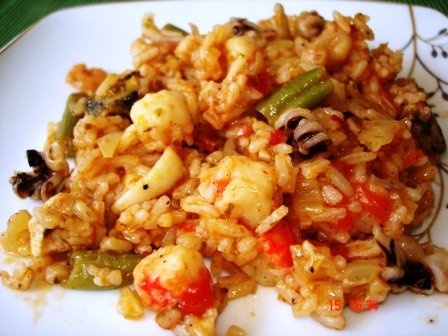 Paella cu fructe de mare si piept de pui