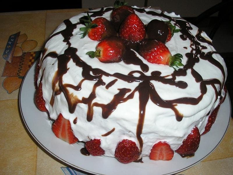 tort  cu mousse de capsuni