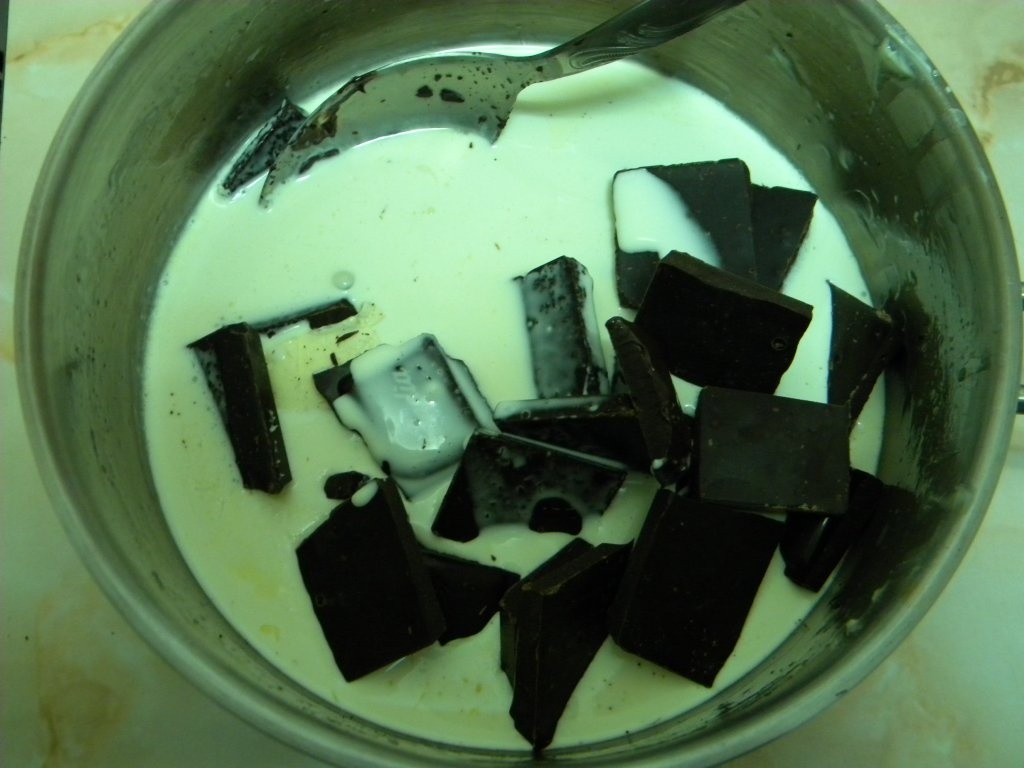 Tort de ciocolata cu 2 creme