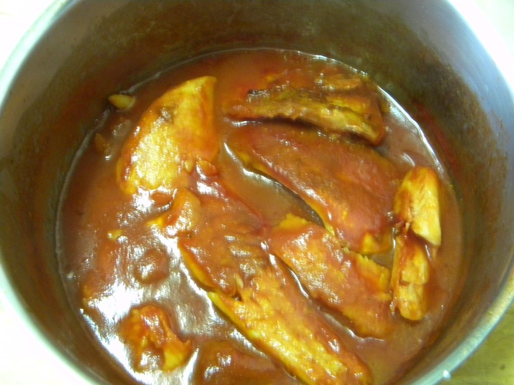Peşte cu sos de roşii