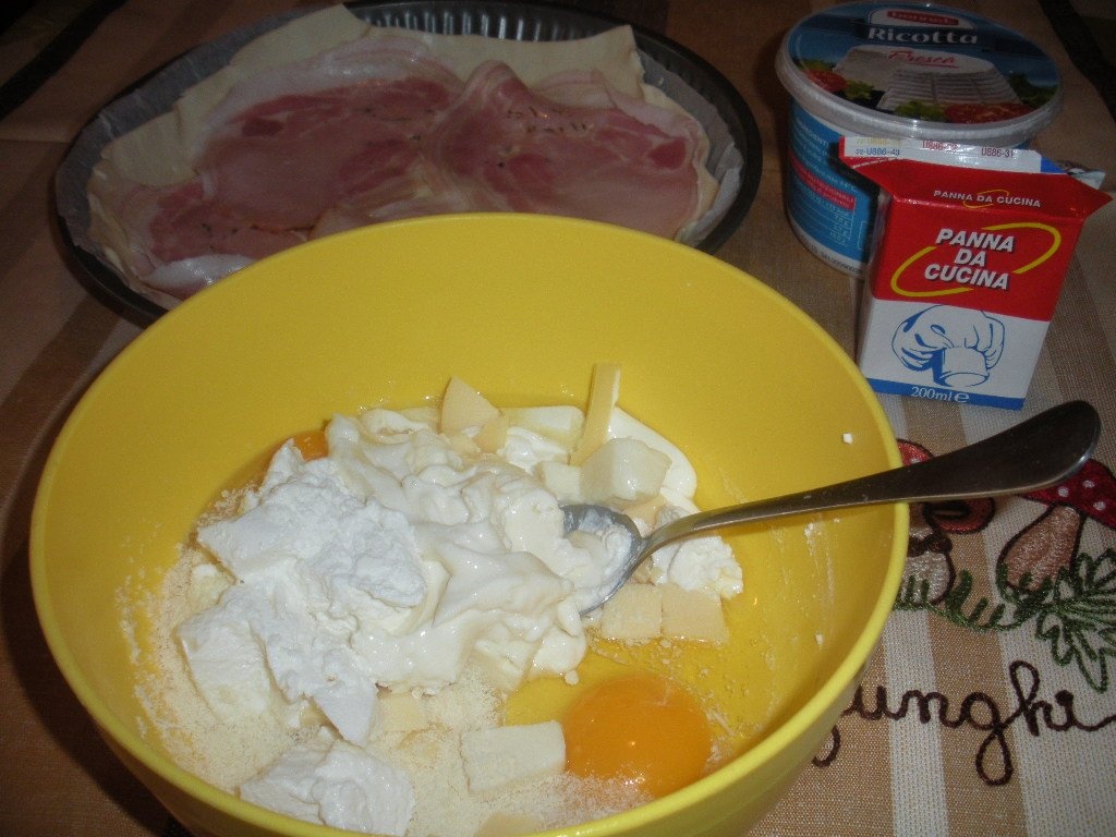 Tarta sarata cu branza,prosciutto si mac