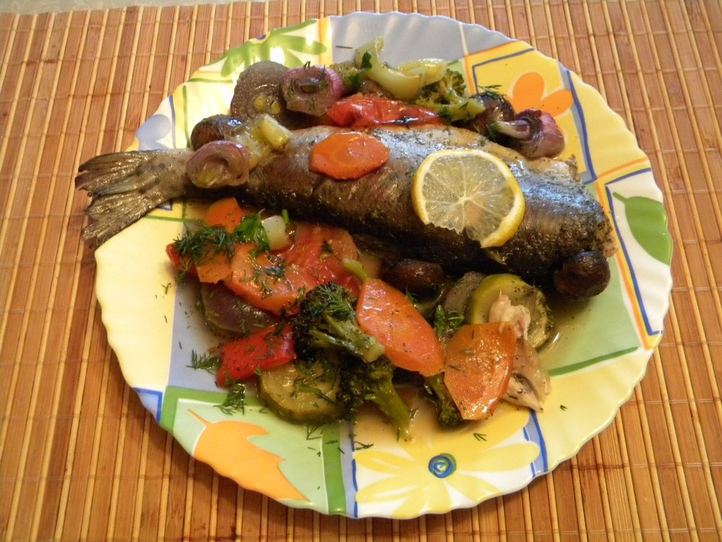 Pastrav proaspat cu legume la cuptor