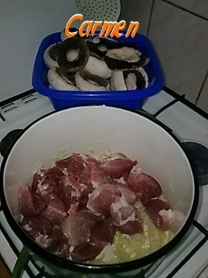 Rasol alb de porc cu ciuperci champignion