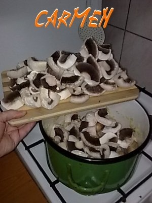 Rasol alb de porc cu ciuperci champignion