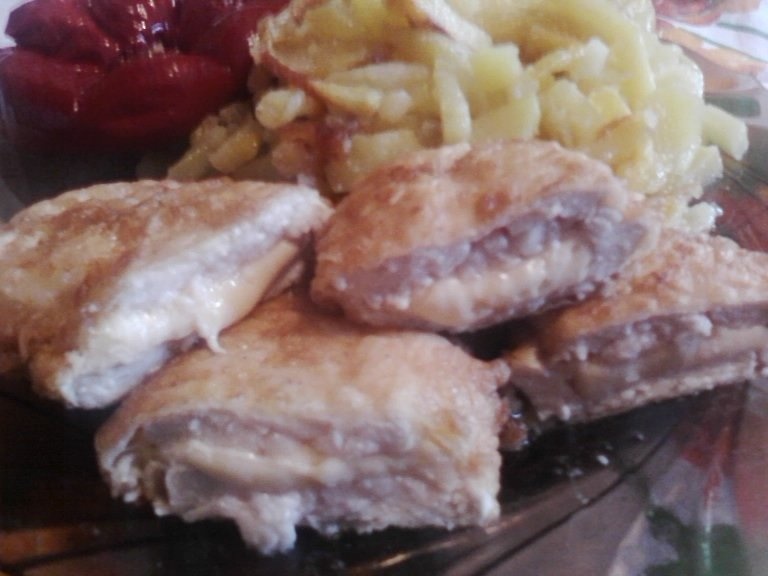 Snitel din piept de pui si cascaval