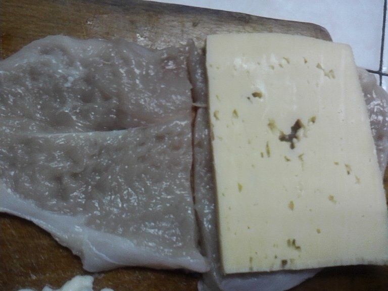 Snitel din piept de pui si cascaval