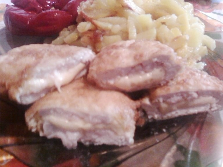 Snitel din piept de pui si cascaval