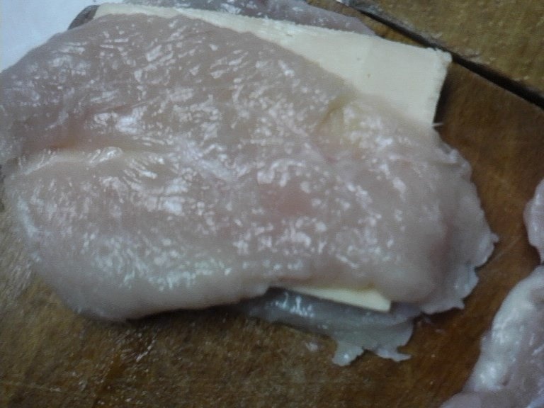 Snitel din piept de pui si cascaval