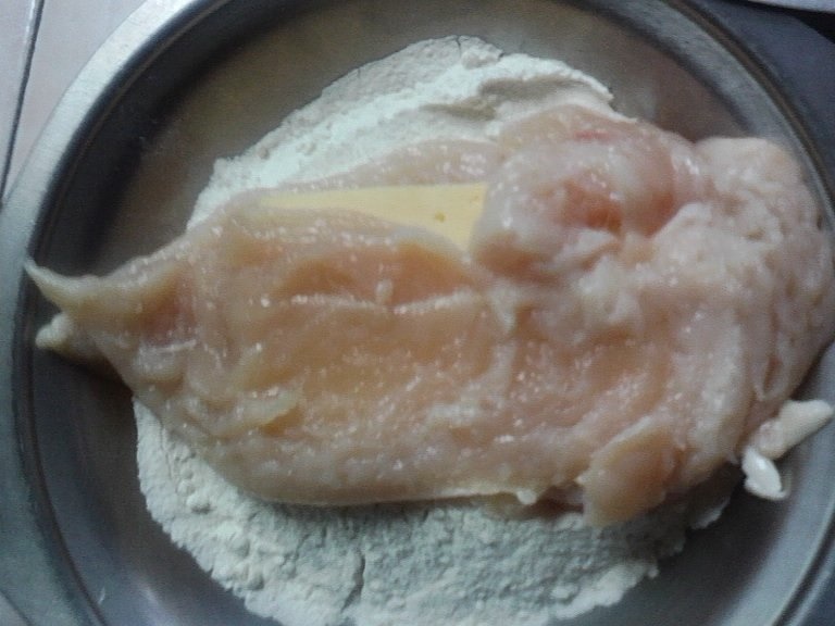 Snitel din piept de pui si cascaval