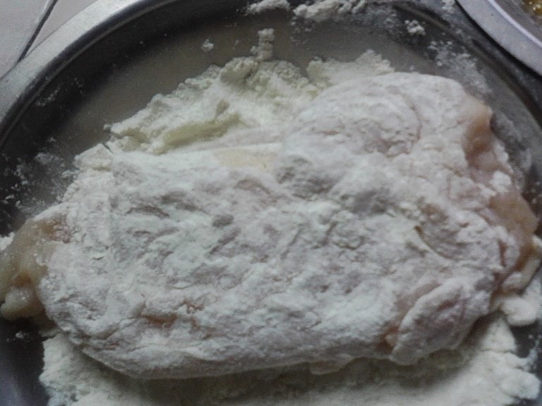 Snitel din piept de pui si cascaval