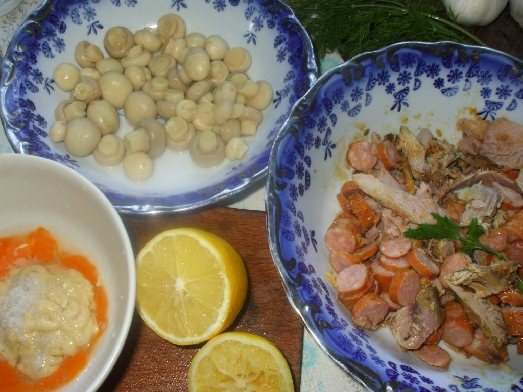 Salata cu carne de pui, ciuperci si carnati