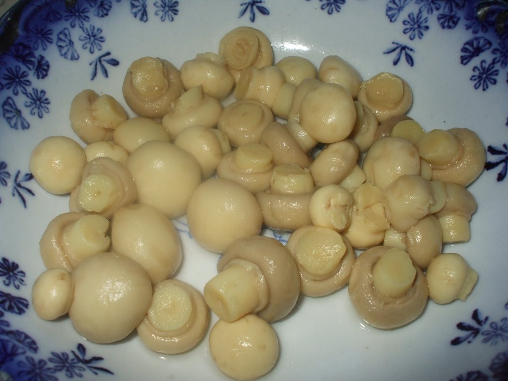 Salata cu carne de pui, ciuperci si carnati