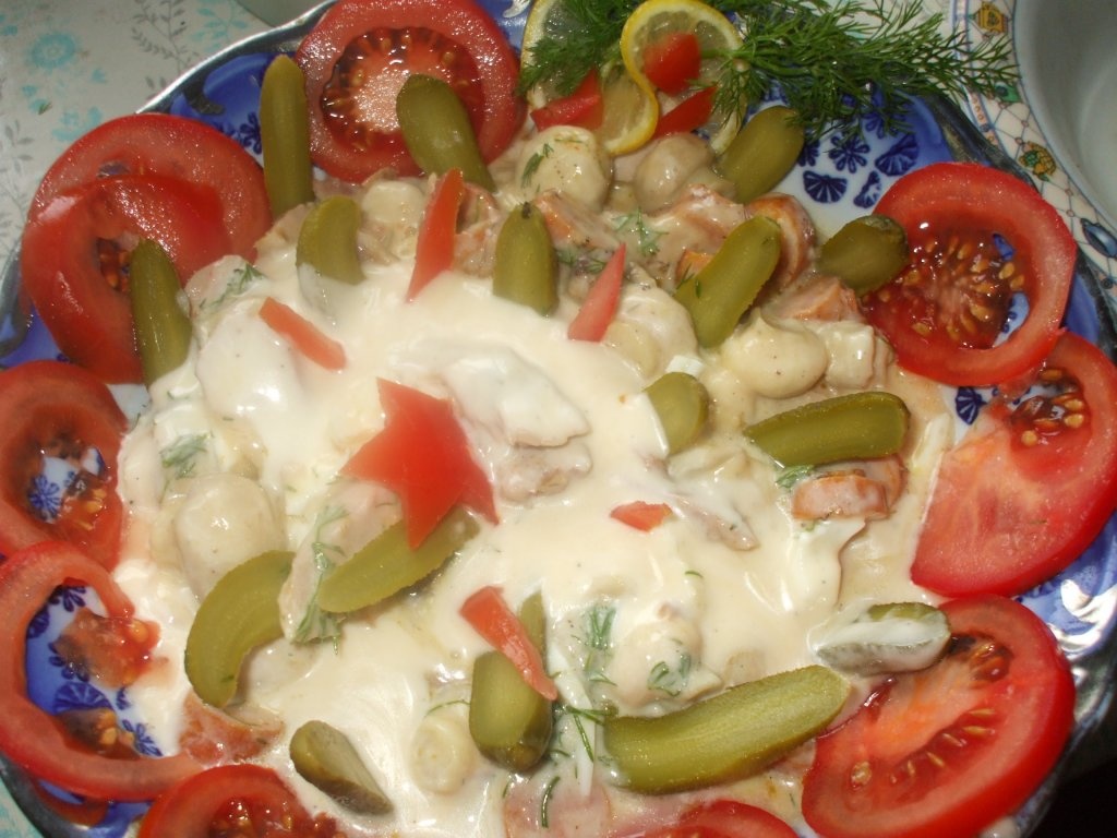 Salata cu carne de pui, ciuperci si carnati