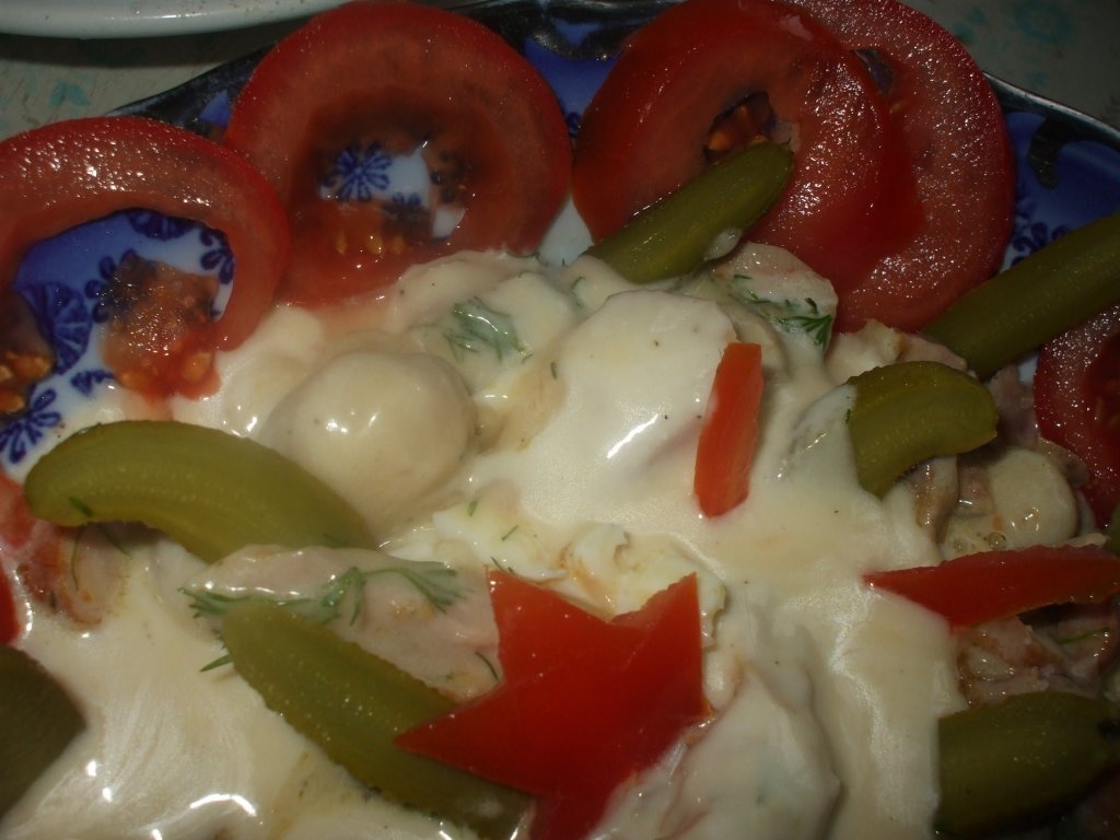 Salata cu carne de pui, ciuperci si carnati