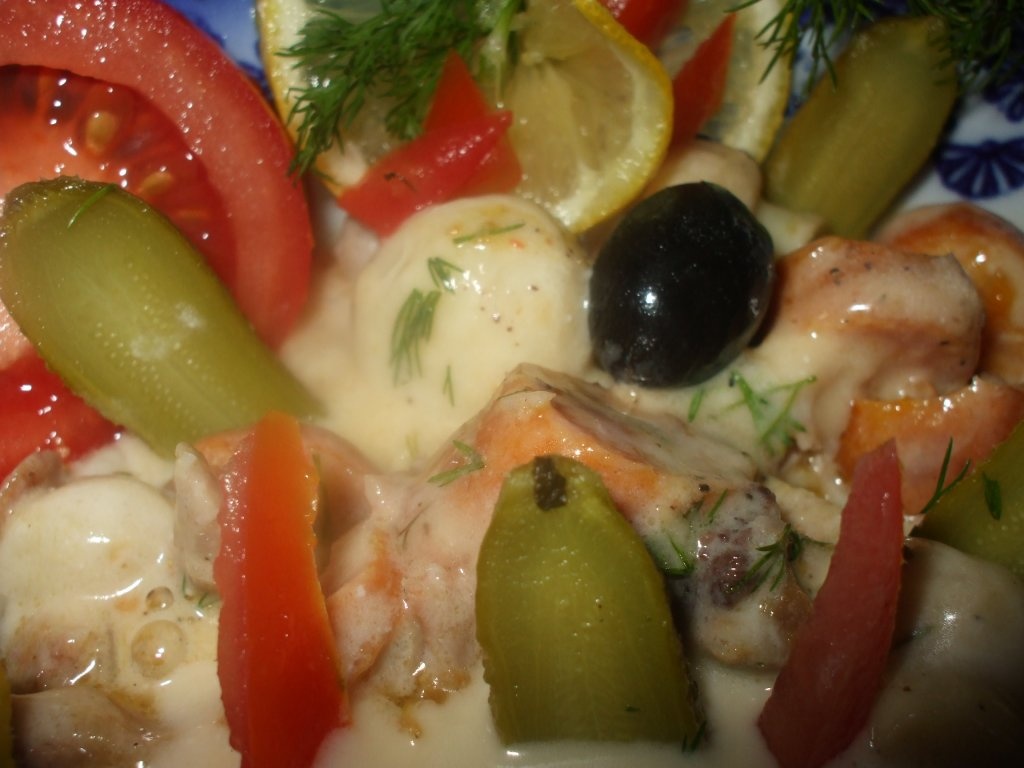 Salata cu carne de pui, ciuperci si carnati