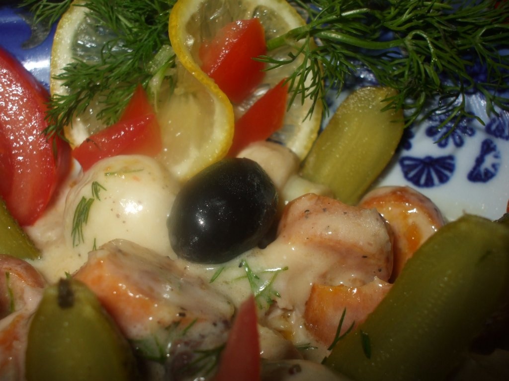 Salata cu carne de pui, ciuperci si carnati