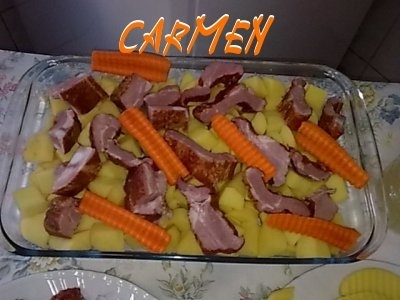 Cartofi la cuptor cu afumatura si carnati afumati