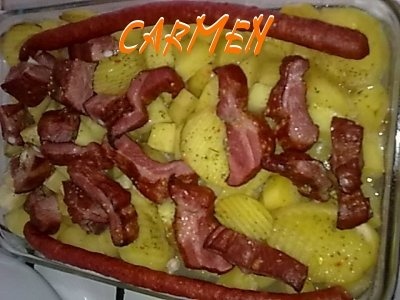 Cartofi la cuptor cu afumatura si carnati afumati