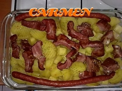 Cartofi la cuptor cu afumatura si carnati afumati