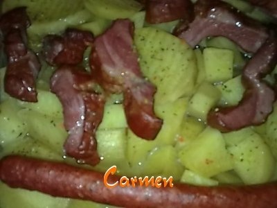 Cartofi la cuptor cu afumatura si carnati afumati