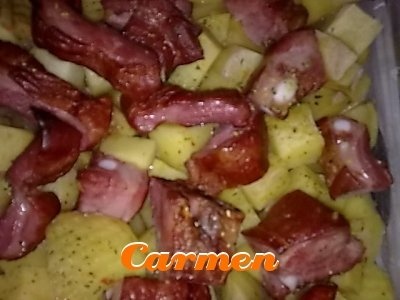 Cartofi la cuptor cu afumatura si carnati afumati