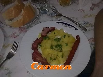 Cartofi la cuptor cu afumatura si carnati afumati