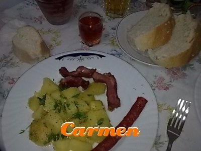 Cartofi la cuptor cu afumatura si carnati afumati