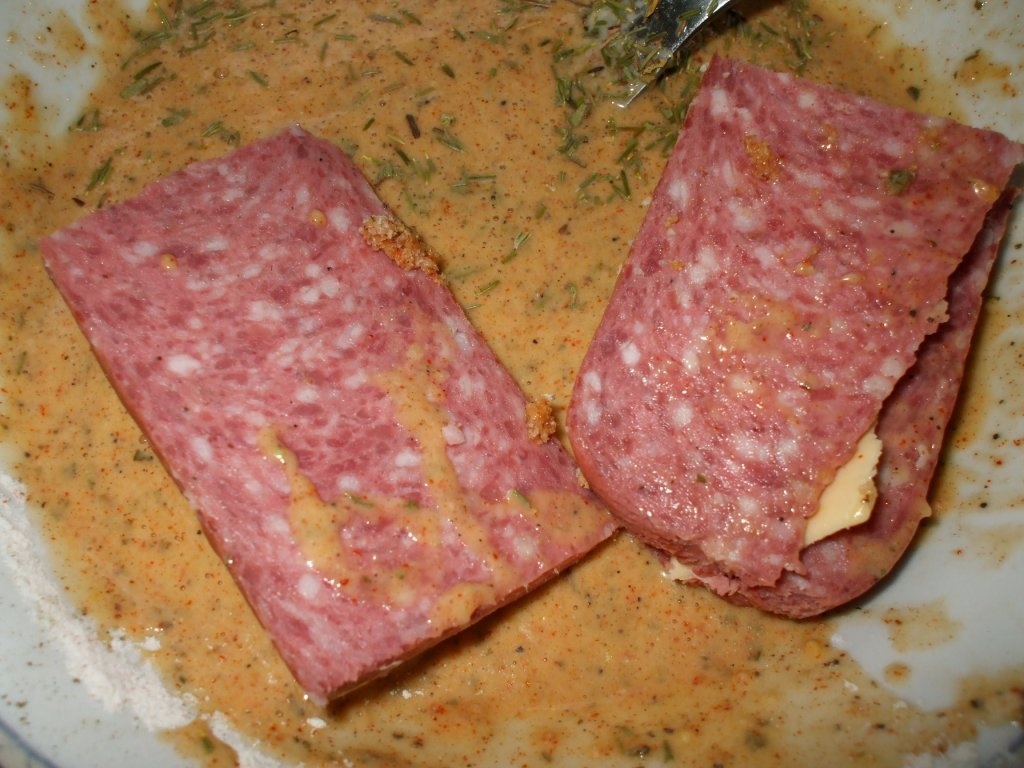 Mezeluri pane cu branza topita