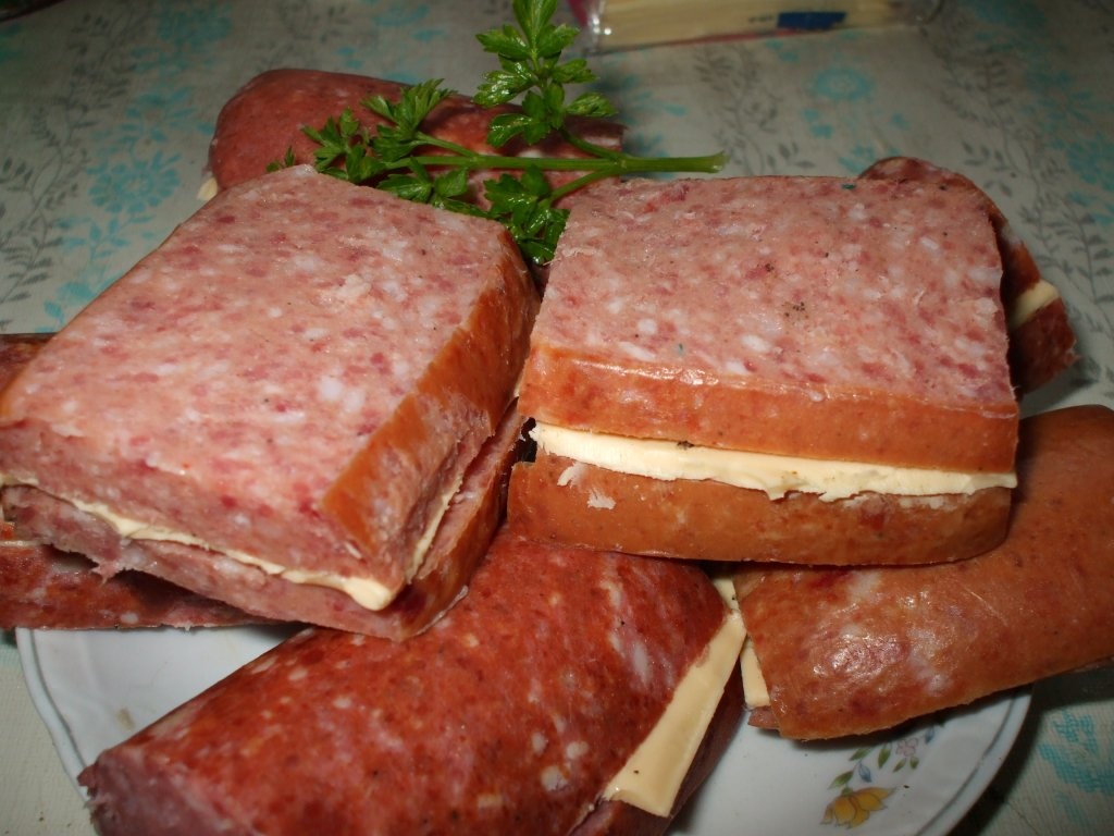 Mezeluri pane cu branza topita