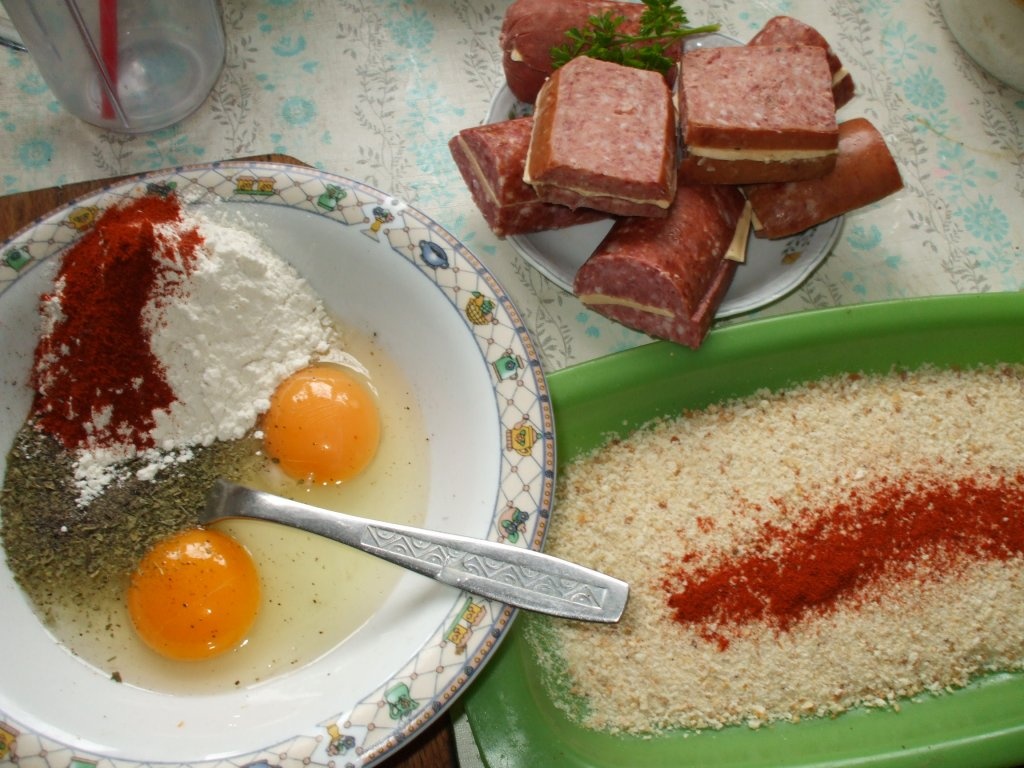 Mezeluri pane cu branza topita