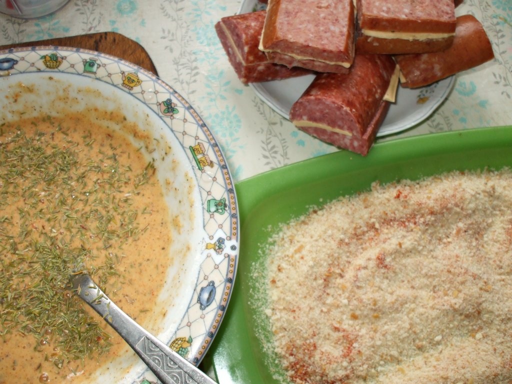 Mezeluri pane cu branza topita