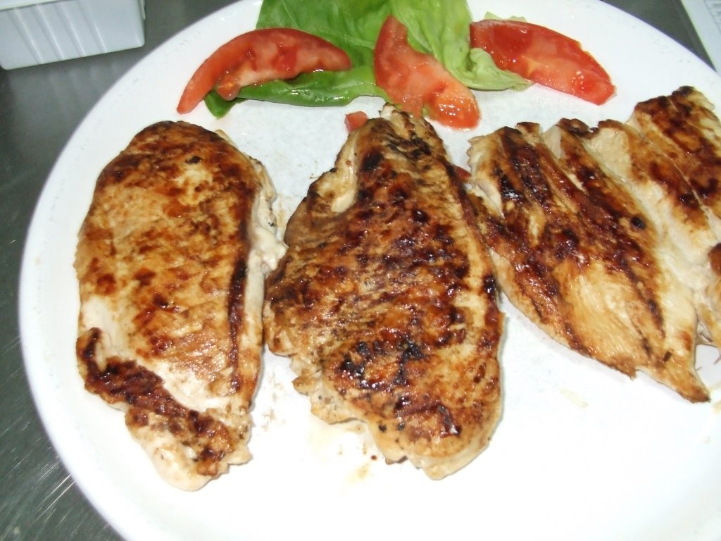 piept de pui la gratar tinut in bait