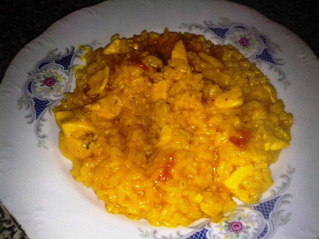 Orez cu piept de pui.si rosii.